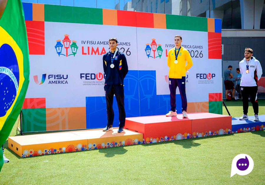 O paranaense Gabriel Alves celebra a medalha de ouro no p&oacute;dio dos 400 metros com barreiras no Campeonato Pan-Americano Universit&aacute;rio, em Lima, no Peru.
