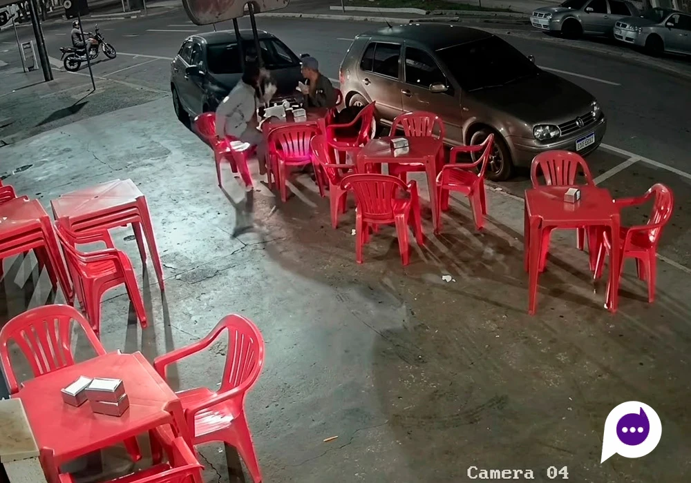 Motorista embriagada invade calçada e atropela pedestre em Umuarama