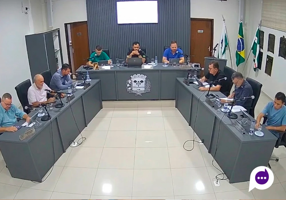 Vereadores de Nova Londrina reunidos em plenário durante votação dos projetos de lei.