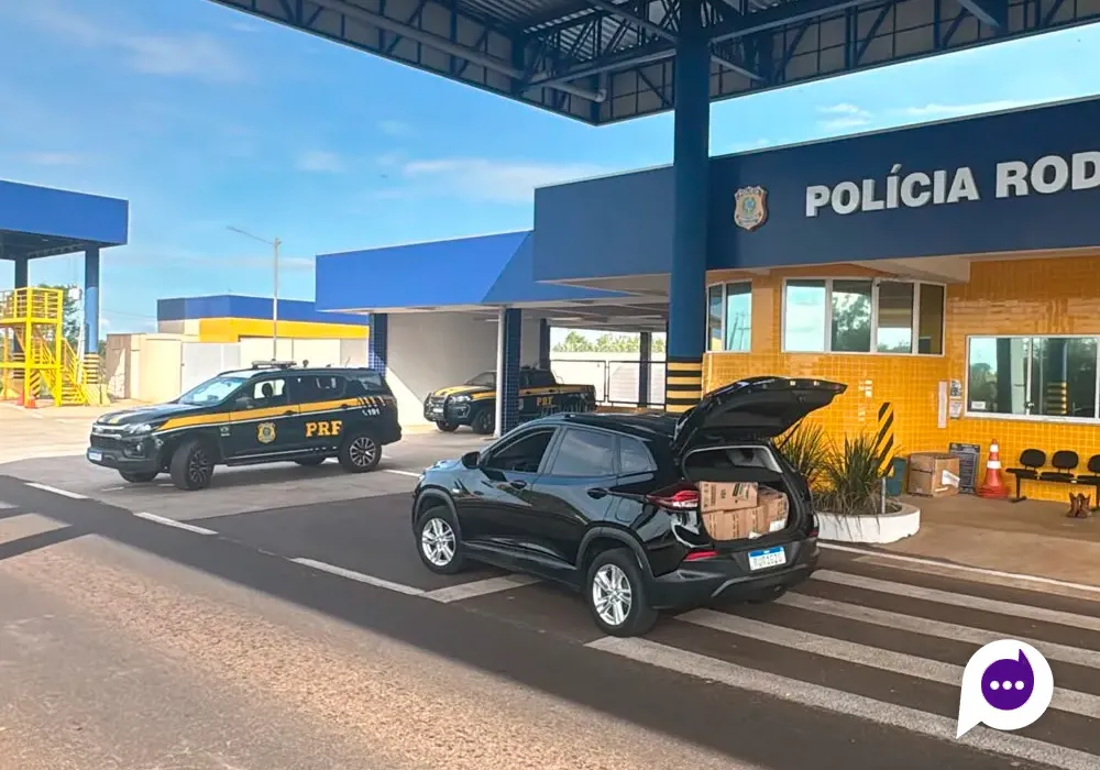 Carga de 5 mil maços de cigarros contrabandeados apreendida pela PRF no interior do veículo na BR-487, em Alto Paraíso./Divulgação/PRF