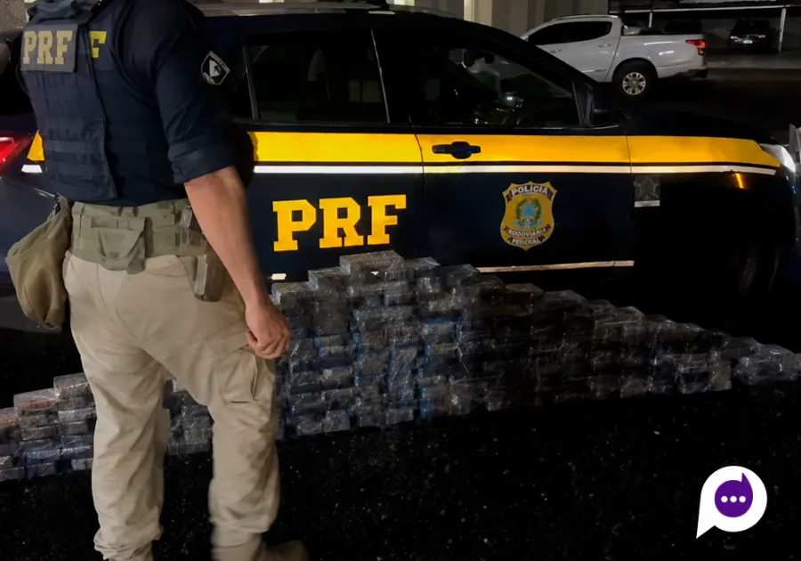Operação da PRF intercepta 132 quilos de cocaína no teto de carreta paraguaia em Virmond