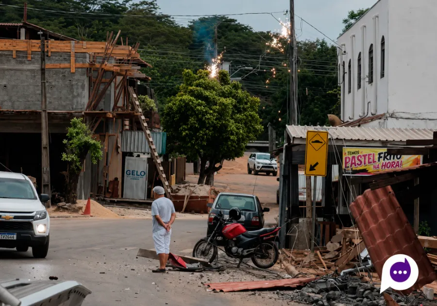 Caminhão desgovernado destrói fachada de restaurante e poste em Porto São José