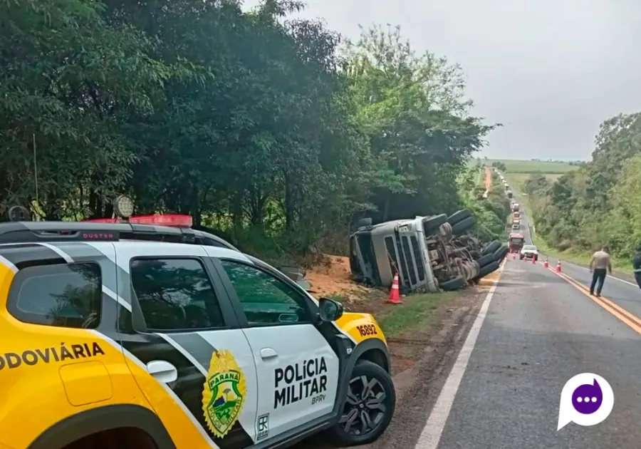Caminhão tomba na PR-182 em Nova Londrina e motorista é autuado por embriaguez ao volante