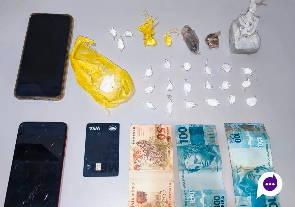 Material ilícito e valores apreendidos pela Polícia Militar em Santa Mônica.