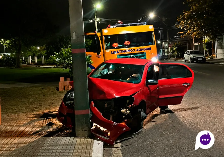 Jovem fica ferido após colidir carro contra poste no centro de Nova Londrina