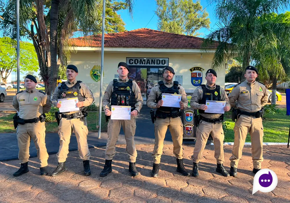 Militares agraciados recebem homenagens durante solenidade de promoção e reconhecimento profissional.