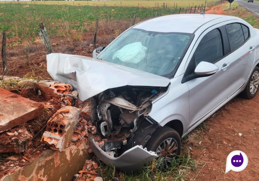 Colisão contra portal de entrada de Itaúna do Sul deixa veículo destruído