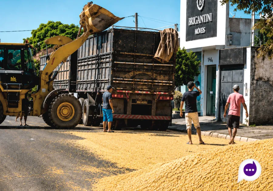 Falha em engate de caminhão provoca derramamento de carga no centro de Diamante do Norte