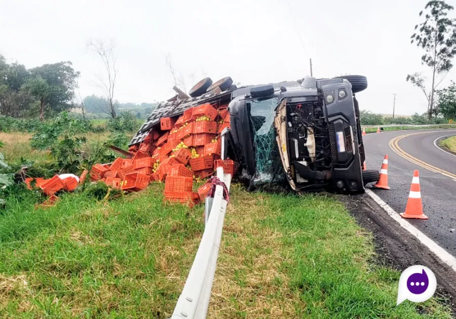 Caminhão carregado de frutas tomba na rodovia PR-182 entre Itaúna do Sul e Diamante do Norte