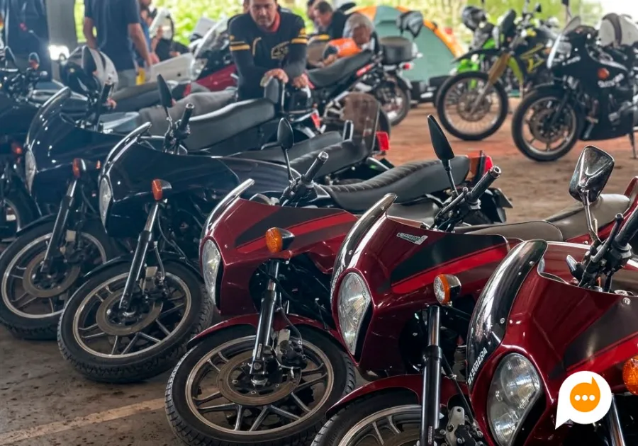 Manobra em espaço reduzido provoca queda em cadeia de motos clássicas em Paranavaí