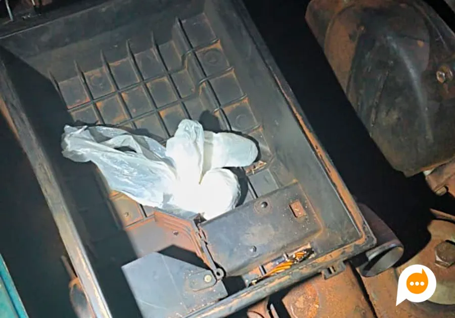 Porções de cocaína encontradas no interior da caixa do filtro de ar do veículo interceptado pela PM em Nova Londrina.