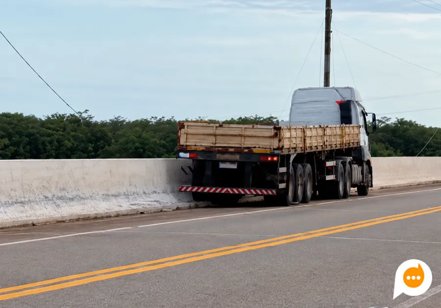 Caminhão perde carga de postes em rio após colisão na ponte da barragem em Primavera