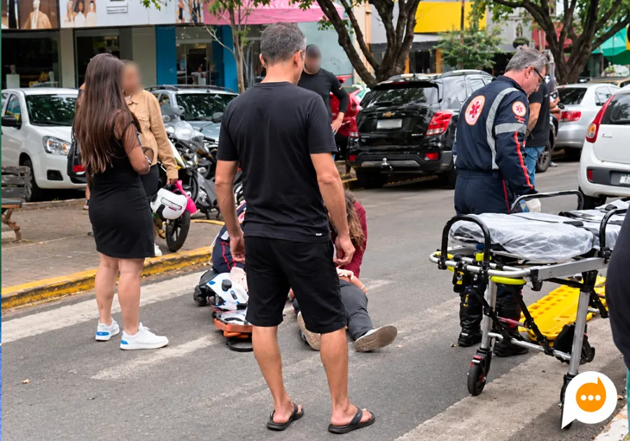 Atendimento médico prestado à motociclista após colisão na traseira de automóvel em Nova Londrina.