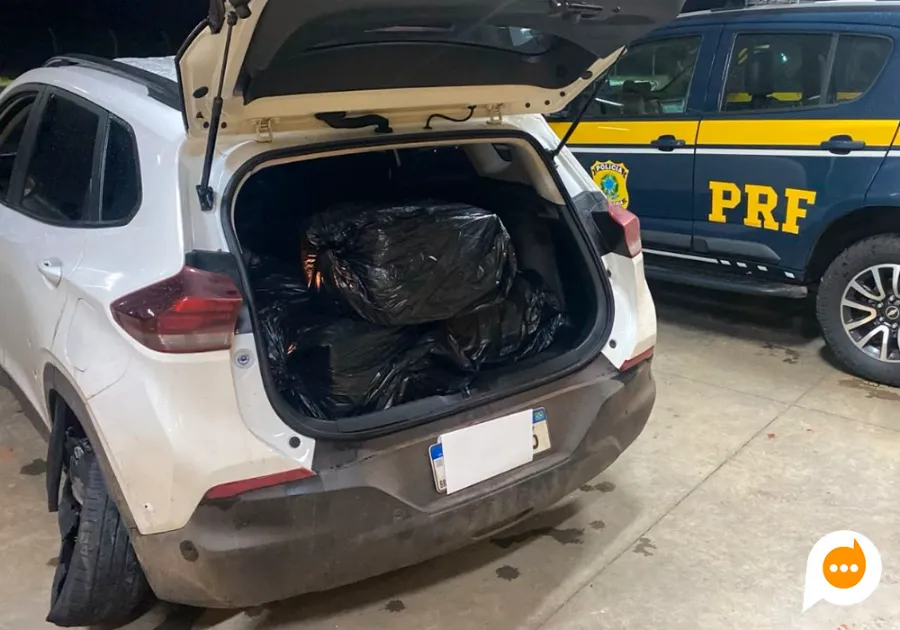 Traficante joga carro contra agentes da PRF e é interceptado com 150 quilos de maconha em Umuarama