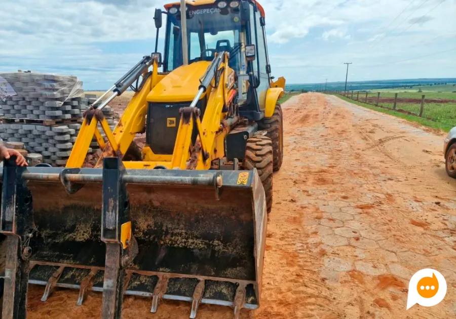 Obras de pavimentação na Estrada do Peixe, em Diamante do Norte, seguem em andamento.
