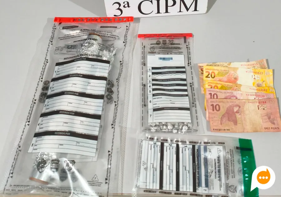 Material apreendido e motocicleta utilizada pelo suspeito foram encaminhados à Delegacia de Polícia Civil.