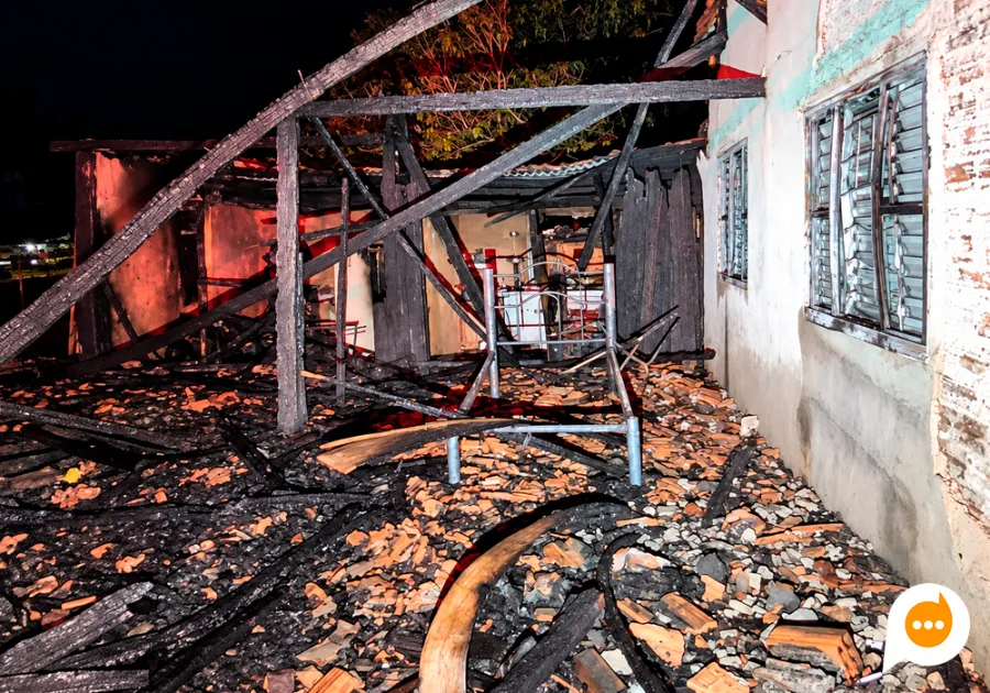 Incêndio destrói casa de madeira e mata cão no bairro Vila Vitória em Loanda