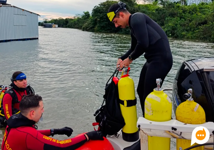 Equipes do Corpo de Bombeiros durante operação de busca e salvamento no Rio Paraná, em Porto Rico.