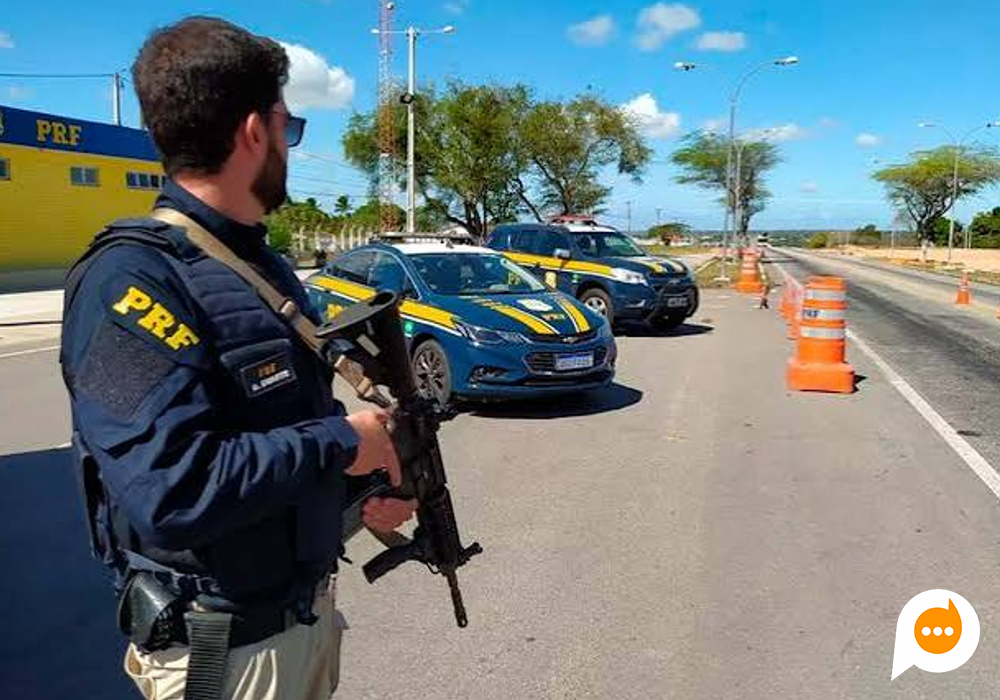Viaturas da Polícia Rodoviária Federal em operação de fiscalização nas rodovias federais do Paraná.