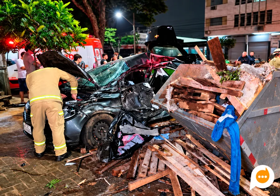 Veículo envolvido em grave colisão na Avenida Brasil, em Maringá, que deixou múltiplos feridos e mobilizou forças de segurança.