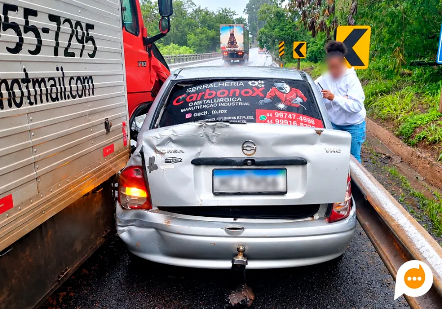 Trecho da via em Nova Londrina onde ocorreu a colisão entre três veículos na última quarta-feira.