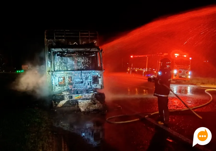Incêndio atinge caminhão carregado de pneus na BR-376 em Nova Londrina