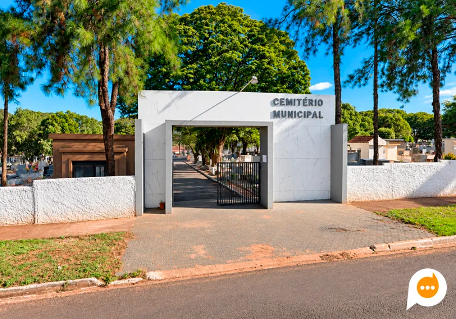 Fachada e vista parcial do Cemitério Municipal São Paulo Apóstolo, em Nova Londrina, durante os preparativos para o Dia de Finados.