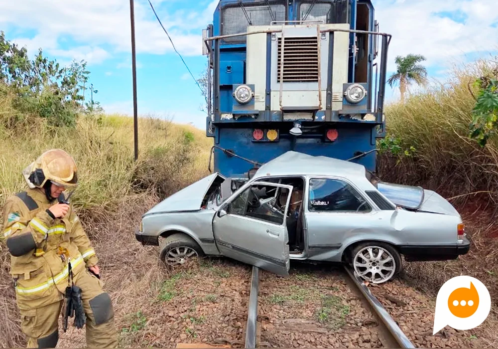 Acidente Férreo Fatal em Califórnia: Veículo é Arrastado por Trem e Motorista Morre no Local